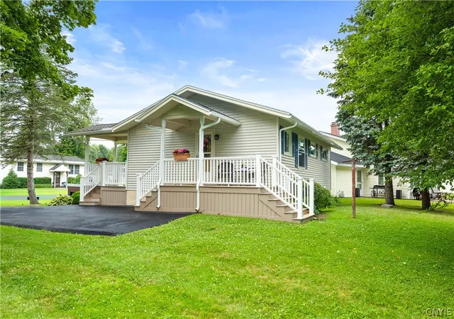 4th image of 400 Homestead Dr, Utica, NY 13502 | MLS# S1695213