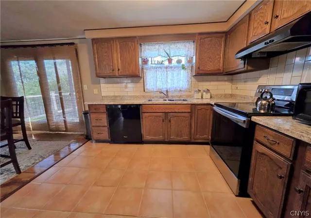 Photo 3 of Sale Pending at 105 Winstead Cir, Minoa, NY 13116 | MLS# S1696345 | Listing updated on 2026-07-28