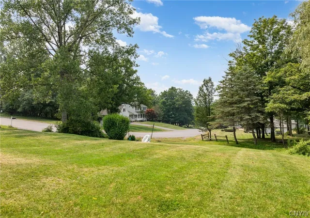 3rd image of 1 Butternut Rd, New Hartford, NY 13413 | MLS# S1700016