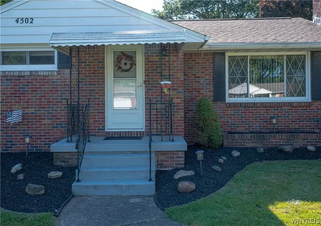 Photo 4 of Sale Pending at 4502 Gentwood Dr, Buffalo, NY 14221 | MLS# B1699951 | Listing updated on 2026-07-29