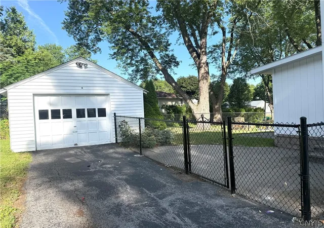 2nd image of 3 Marks Pl, New Hartford, NY 13413 | MLS# S1700129