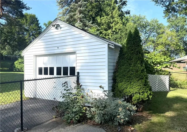 3rd image of 3 Marks Pl, New Hartford, NY 13413 | MLS# S1700129