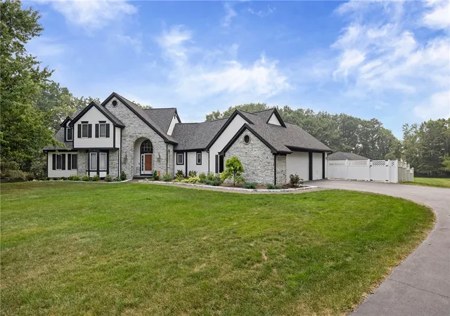 2nd image of 19 Dixon Woods, Honeoye Falls, NY 14472 | MLS# R1699957