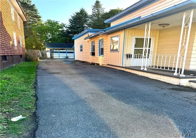 3rd image of 817 Chestnut St, Utica, NY 13502 | MLS# S1699934