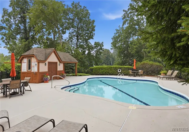 Listing Photo 4 - Condo for sale in building located at 182 Castlebrooke Ln, Buffalo, NY 14221