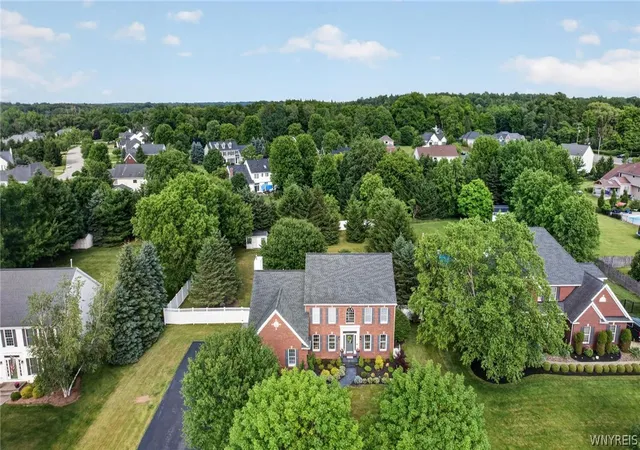 3rd image of 35 Norwood Ln, Orchard Park, NY 14127 | MLS# B1700058