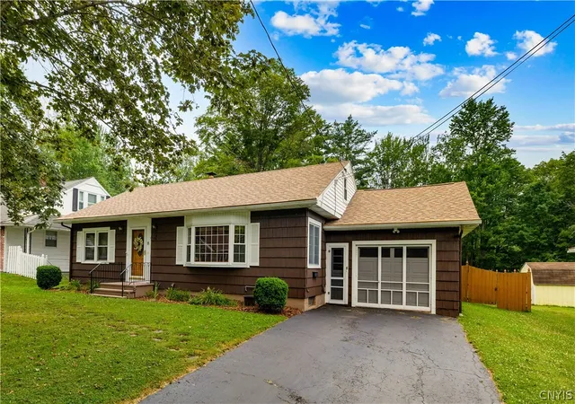 1st image of 8 Parkway Pl, New Hartford, NY 13413 | MLS# S1699346