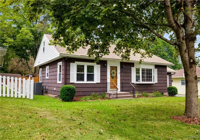 2nd image of 8 Parkway Pl, New Hartford, NY 13413 | MLS# S1699346