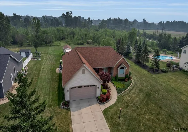 2nd image of 3921 Wildwing Dr, Wheatfield, NY 14120 | MLS# B1700110