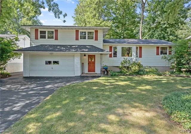 1st image of 211 Donlin Dr, Salina, NY 13088 | MLS# S1699137