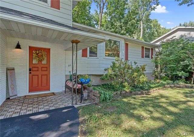 3rd image of 211 Donlin Dr, Liverpool, NY 13088 | MLS# S1699137