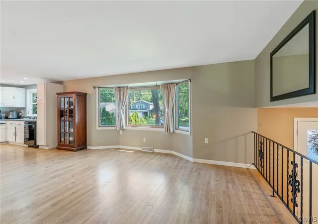 5th image of 211 Donlin Dr, Liverpool, NY 13088 | MLS# S1699137