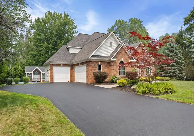 Photo 3 of Sale Pending at 250 Country Woods Ln, Rochester, NY 14626 | MLS# R1698163 | Listing updated on 2026-08-01