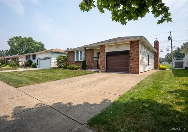3rd image of 17 Mayberry Dr E, Buffalo, NY 14227 | MLS# B1699990