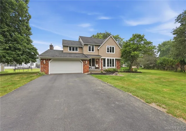 3rd image of 42 Hawthorne Ct, Orchard Park, NY 14127 | MLS# B1700435