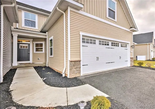 2nd image of 173 Sandstone Cir, Grand Island, NY 14072 | MLS# B1700224