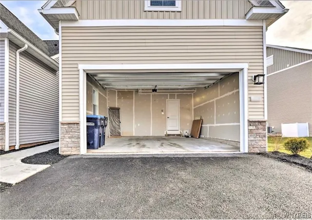 3rd image of 173 Sandstone Cir, Grand Island, NY 14072 | MLS# B1700224