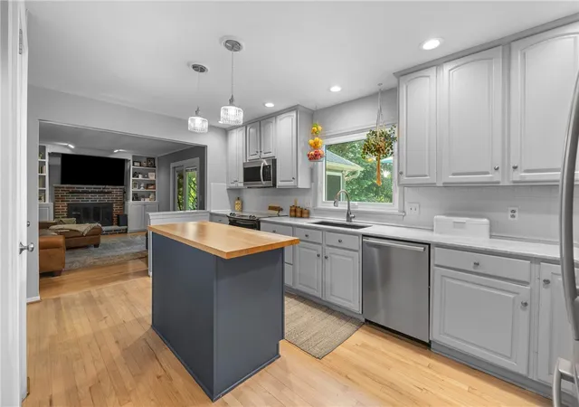 4th image of 694 Shanlee Dr, Webster, NY 14580 | MLS# R1700310