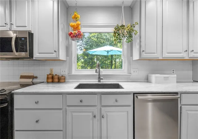 5th image of 694 Shanlee Dr, Webster, NY 14580 | MLS# R1700310
