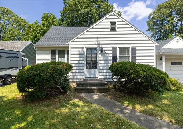 Photo 3 of Sale Pending at 262 Bancroft Dr, Rochester, NY 14616 | MLS# R1700108 | Listing updated on 2026-07-30