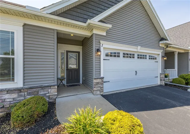 3rd image of 1 Cedar Cove Trl, Rochester, NY 14606 | MLS# R1699643