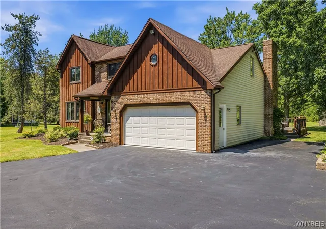 3rd image of 6489 Tonawanda Creek Rd, Lockport Town, NY 14094 | MLS# B1700619