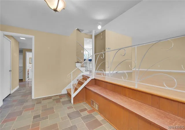 3rd image of 129 Ponderosa Dr, Buffalo, NY 14221 | MLS# B1700483