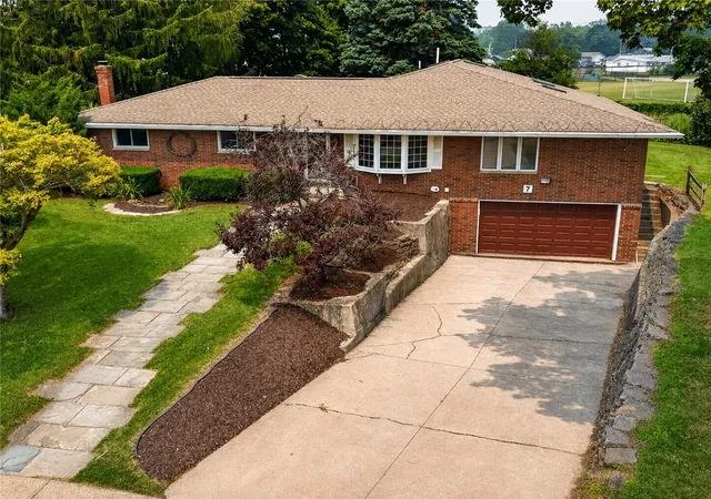 Photo 3 of Sale Pending at 7 Frandee Ln, Rochester, NY 14626 | MLS# R1679628 | Listing updated on 2026-08-01