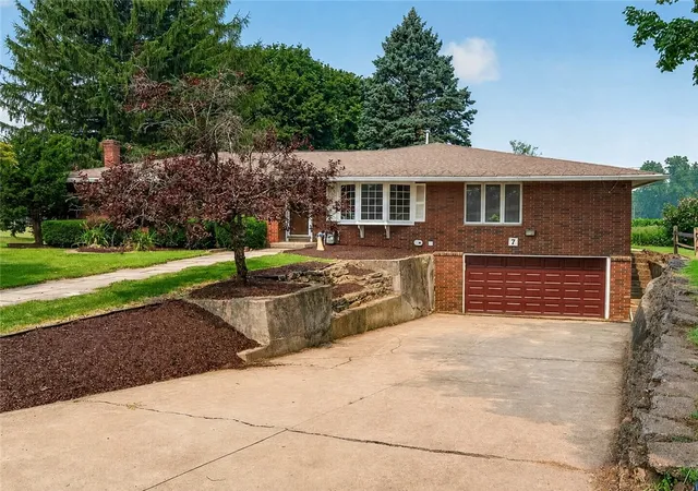 Photo 3 of Sale Pending at 7 Frandee Ln, Rochester, NY 14626 | MLS# R1679628 | Listing updated on 2026-08-01