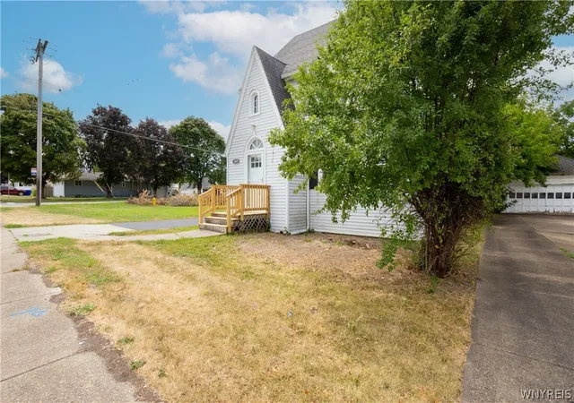 Photo 3 of Sale Pending at 3997 S Park Ave, Buffalo, NY 14219 | MLS# B1698237 | Listing updated on 2026-08-02