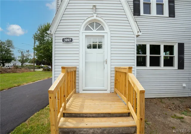 Photo 3 of Sale Pending at 3997 S Park Ave, Buffalo, NY 14219 | MLS# B1698237 | Listing updated on 2026-08-02
