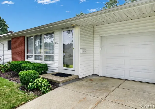 3rd image of 1307 Fairfax Ave, North Tonawanda, NY 14120 | MLS# B1700895