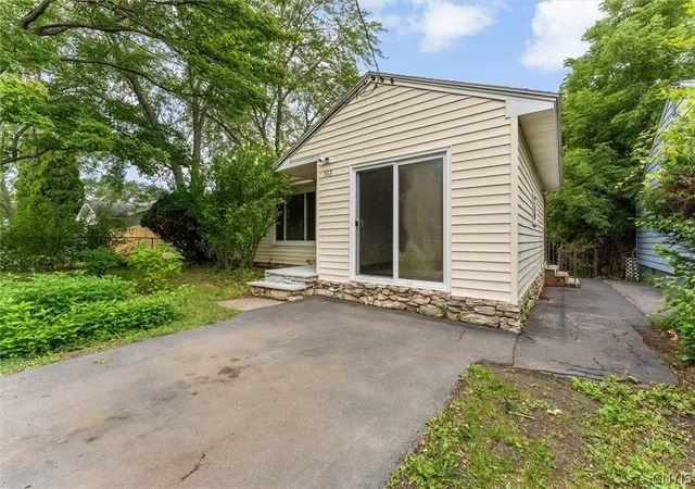 Photo 3 of Sale Pending at 513 Mountainview Ave, Syracuse, NY 13224 | MLS# S1700079 | Listing updated on 2026-08-02