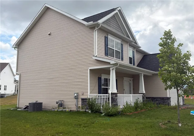 3rd image of 38 Kingsbarn Rd, Henrietta, NY 14586 | MLS# R1699720