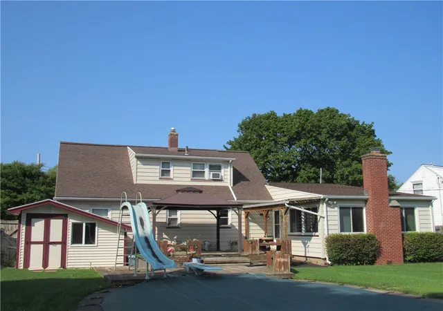 3rd image of 374 Shore Acres Dr, Rochester, NY 14612 | MLS# R1701230