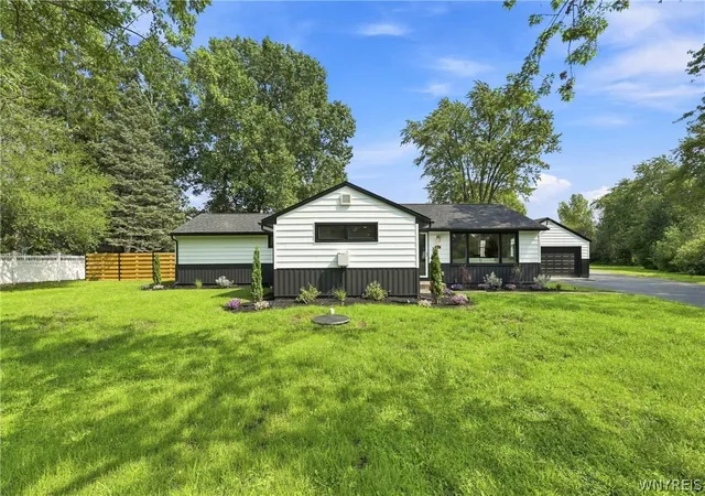 1st image of 6921 Bear Ridge Rd, North Tonawanda, NY 14120 | MLS# B1700706