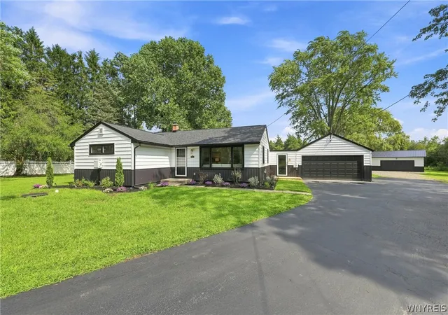 3rd image of 6921 Bear Ridge Rd, North Tonawanda, NY 14120 | MLS# B1700706