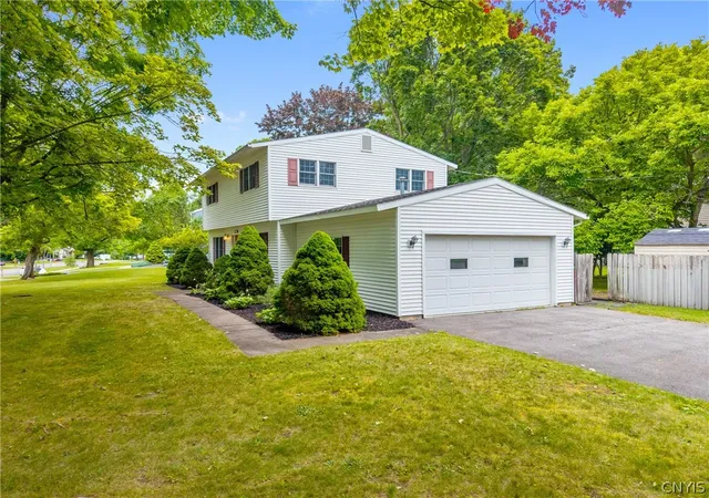 Photo 2 of Single family home for sale at 118 Winding Way, Camillus, NY 13031 | MLS# S1701147 | Listing updated on 2026-07-29