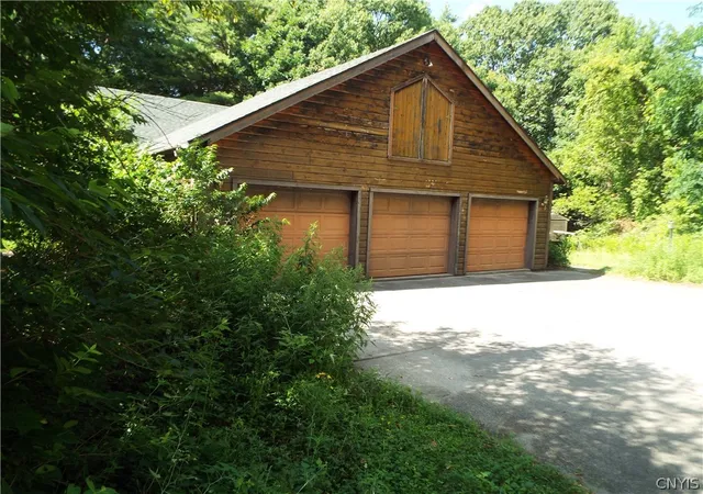 Photo 3 of Sale Pending at 203 Deep Springs Dr, Chittenango, NY 13037 | MLS# S1701224 | Listing updated on 2026-07-31
