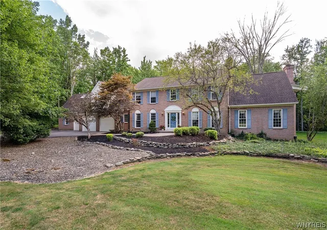 1st image of 76 Tanglewood Dr W, Orchard Park, NY 14127 | MLS# B1701181