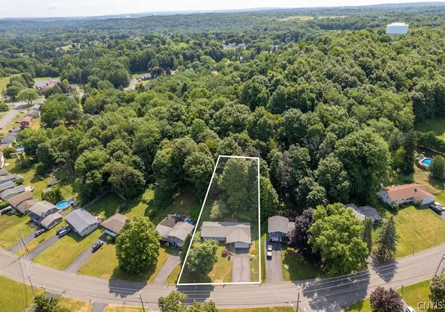 Photo 3 of Sale Pending at 307 Oakridge Dr, Camillus, NY 13031 | MLS# S1701142 | Listing updated on 2026-07-31
