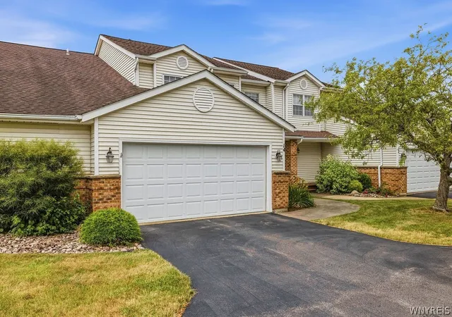 2nd image of 14 Southwick Dr, Orchard Park, NY 14127 | MLS# B1701369