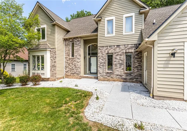 3rd image of 660 Treasure Cir, Webster, NY 14580 | MLS# R1701477