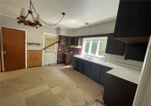 3rd image of 410 Emerson St, Rochester, NY 14613 | MLS# R1700184