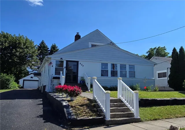 3rd image of 207 Cutler St, East Syracuse, NY 13057 | MLS# S1699888