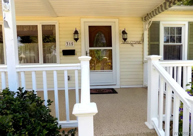 2nd image of 315 Desmond Dr, Tonawanda, NY 14150 | MLS# B1698653