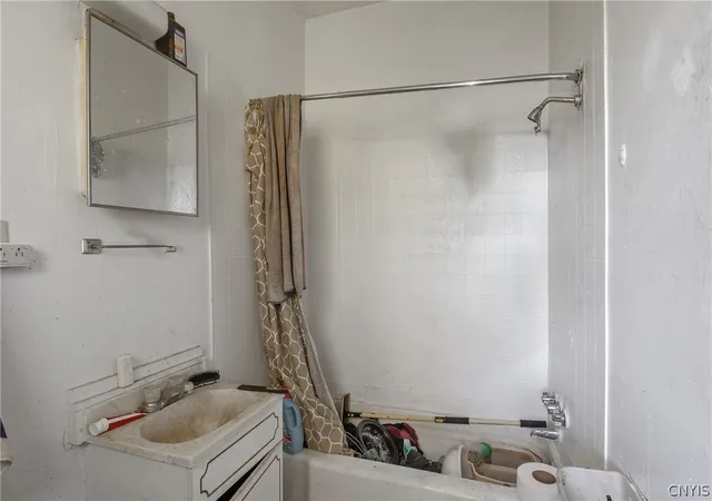 2nd image of 913 Lemoyne Ave, Syracuse, NY 13208