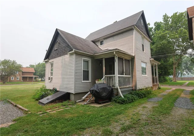 Photo 4 of Single family home for sale at 461 W Hudson St, Elmira, NY 14904 | MLS# R1701713 | Listing updated on 2026-07-29