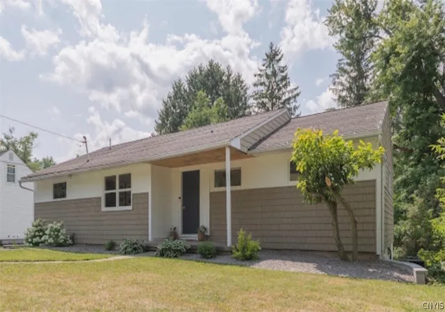 2nd image of 4 Fineview Dr, Utica, NY 13502 | MLS# S1701784
