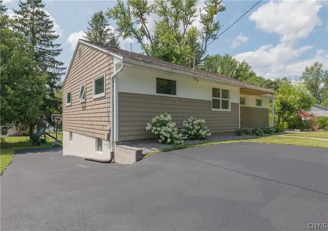 3rd image of 4 Fineview Dr, Utica, NY 13502 | MLS# S1701784